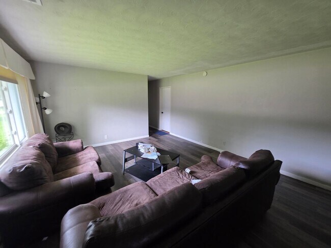 Building Photo - 3BR/2BA/2CarGarage Only A Few Minutes From Everything!