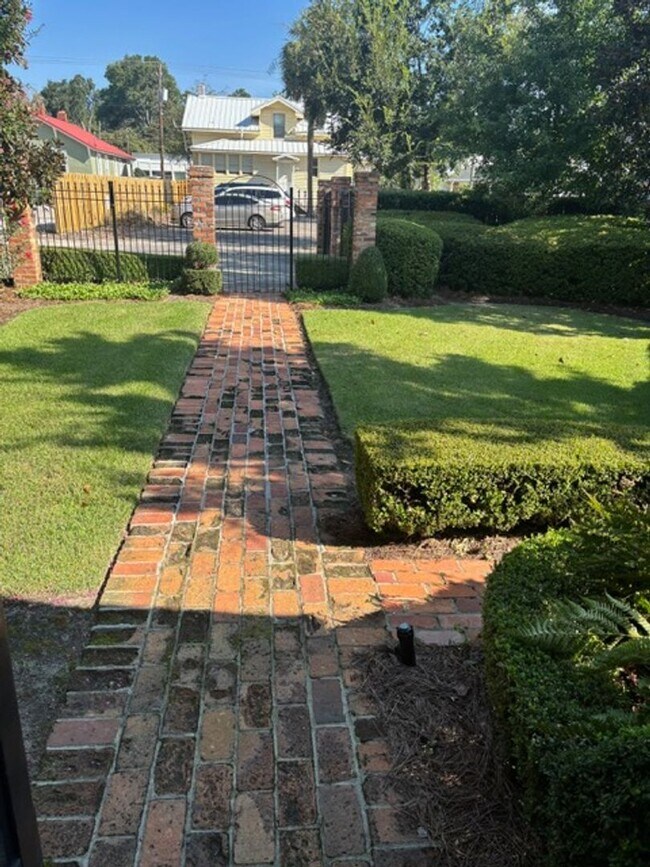Building Photo - Craftsman style bungalow on the Hill. Reno...