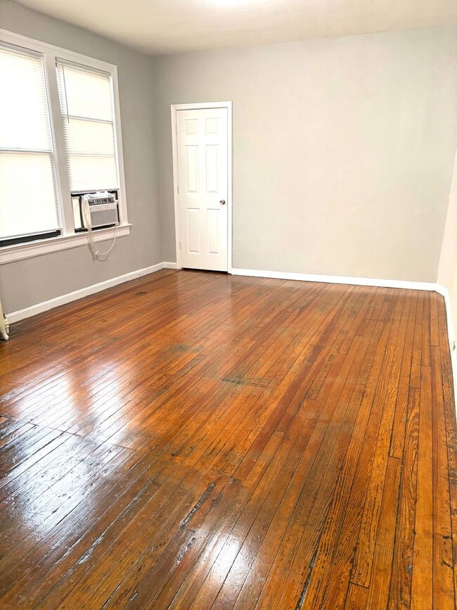 Interior Photo - 1014 COLUMBIA RD NW