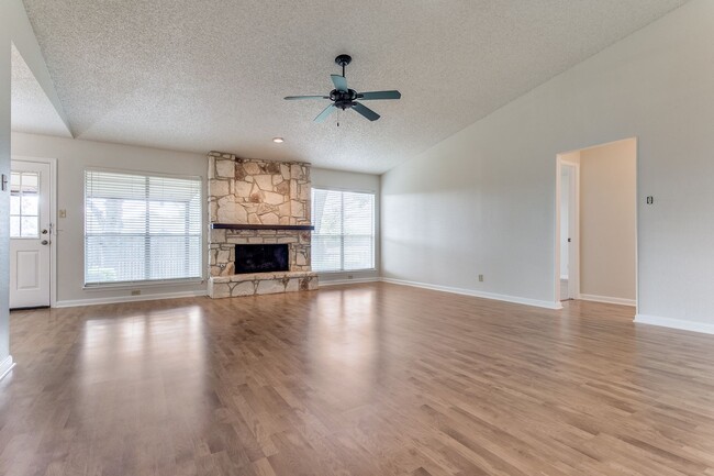 Building Photo - BEAUTIFUL SINGLE STORY HOME IN OAK HOLLOW