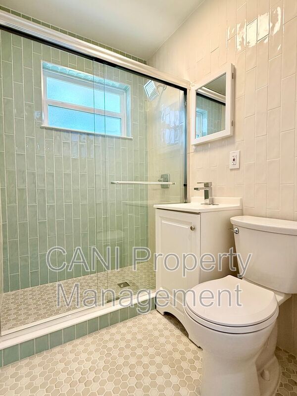 Building Photo - 748 Bethune St