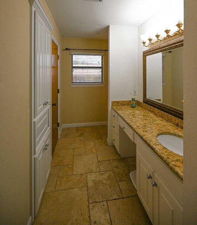 Building Photo - Beautiful 3 bedroom 2 bath Runaway Bay,  TX