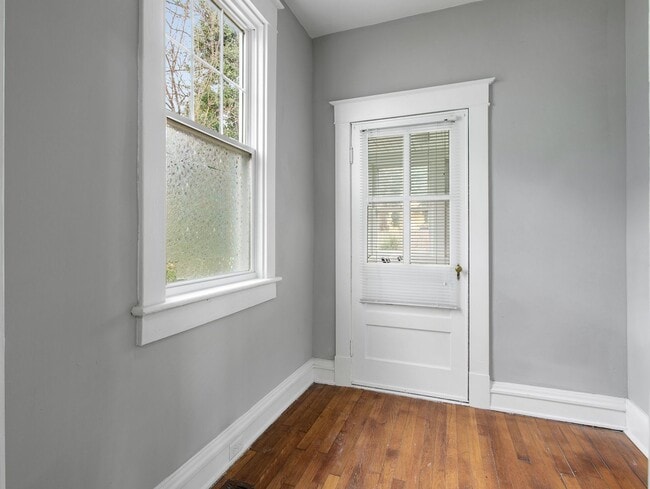 Building Photo - $2,000 / 3 br / 2.0 ba / 1,249 sqft
