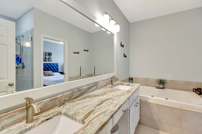 Building Photo - Immaculate Townhome in Dunes West