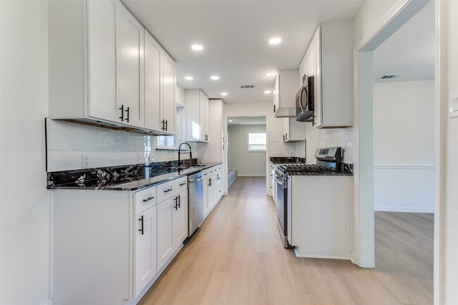 Building Photo - 1424 Stagecoach Dr