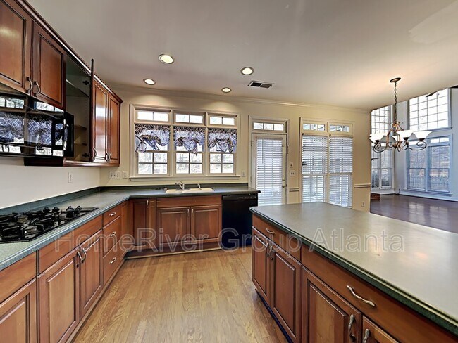 Building Photo - 1040 Queensgate Dr SE