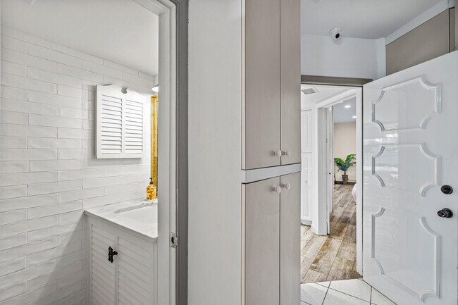 Building Photo - 844 East Dr