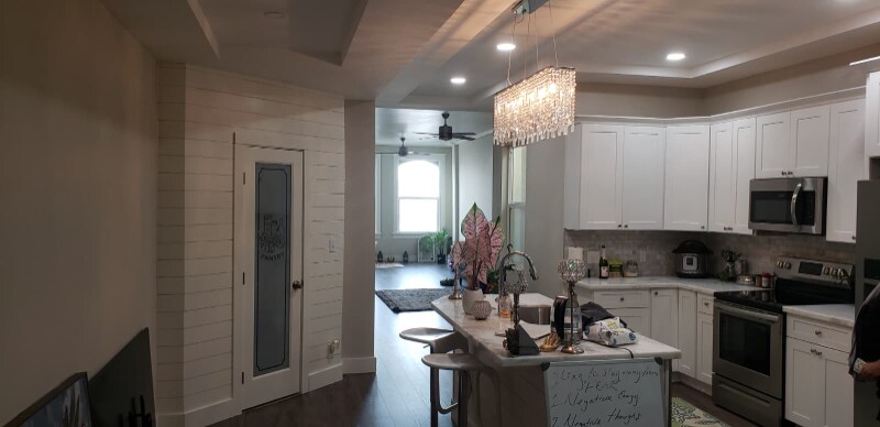 Building Photo - 105 E 5th St