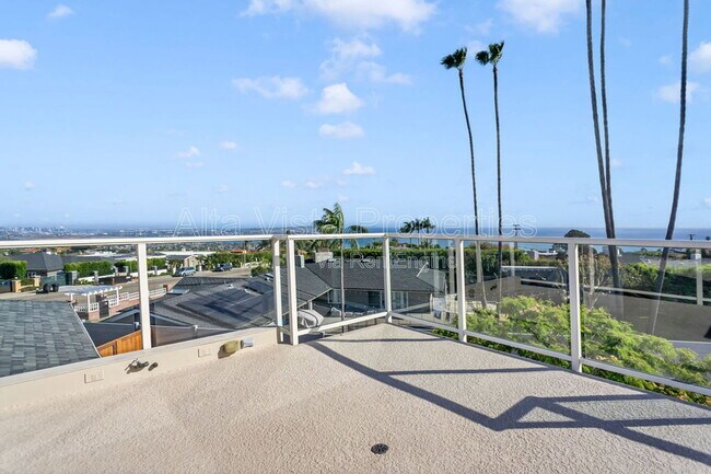 Building Photo - 5940 La Jolla Mesa Dr