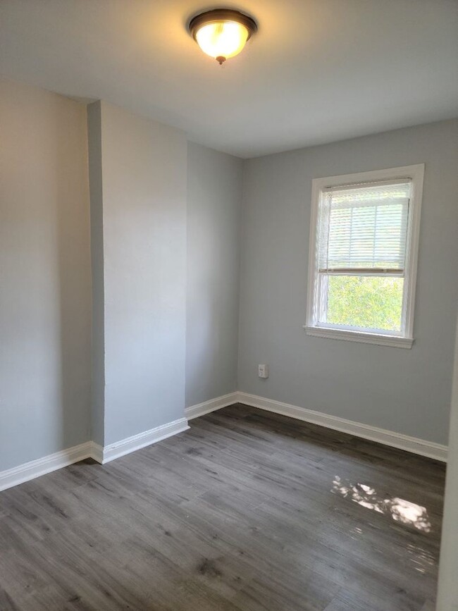 Building Photo - Cozy freshly painted 3 Bed 1 Bath