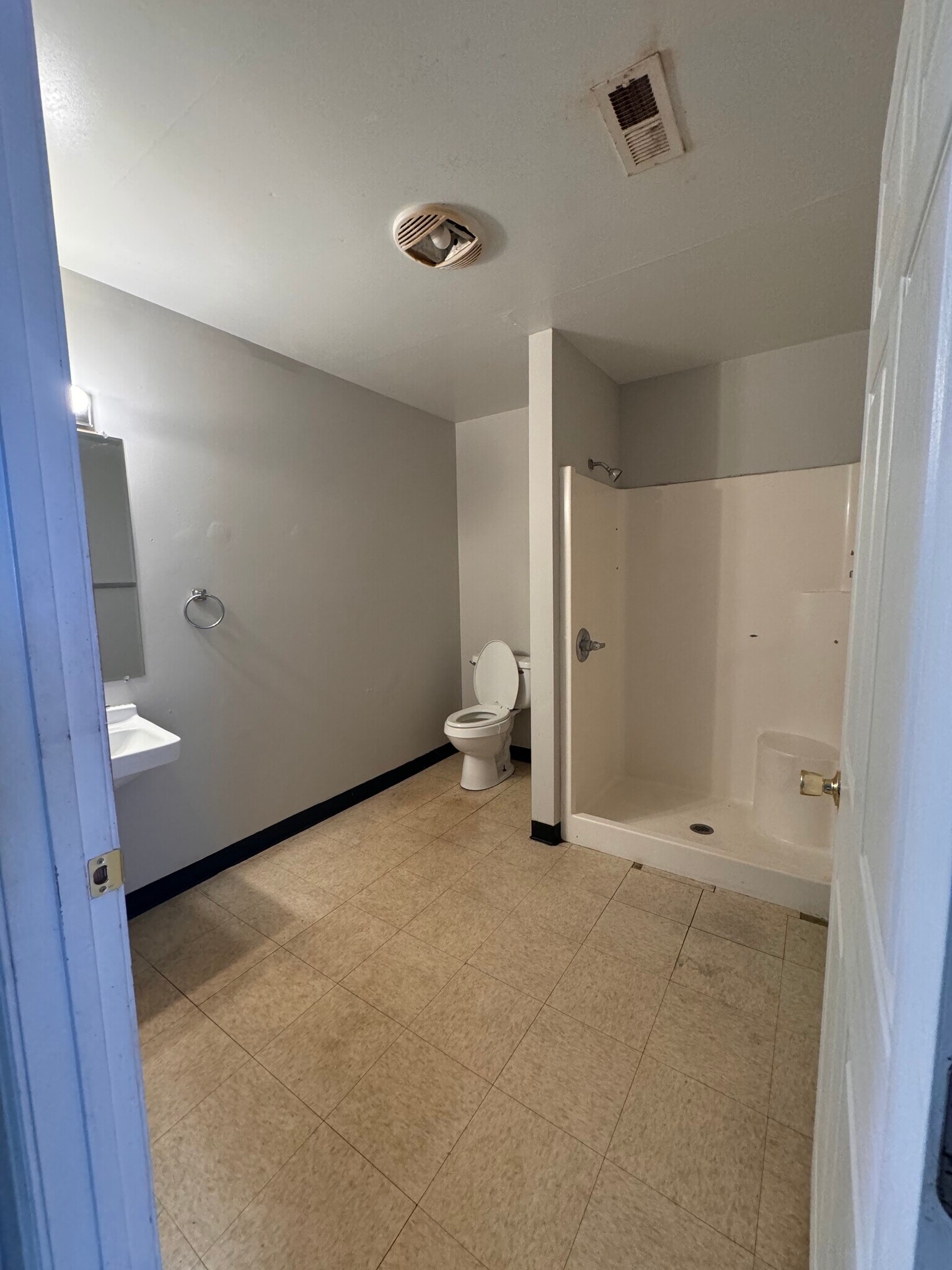 Building Photo - 405 S Graham Ave