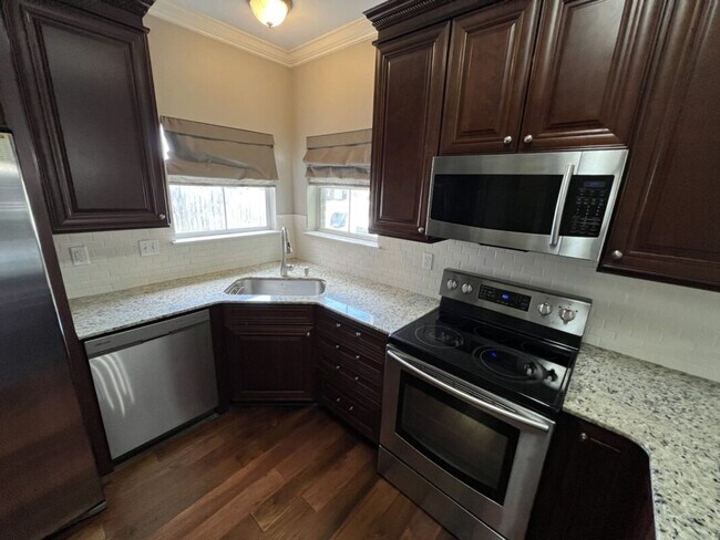 Building Photo - Location!  Location!  3 bedroom, 2 bath ho...