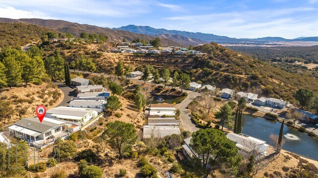 Building Photo - 55+ Senior Community~ 2 bed/2 bath with Am...