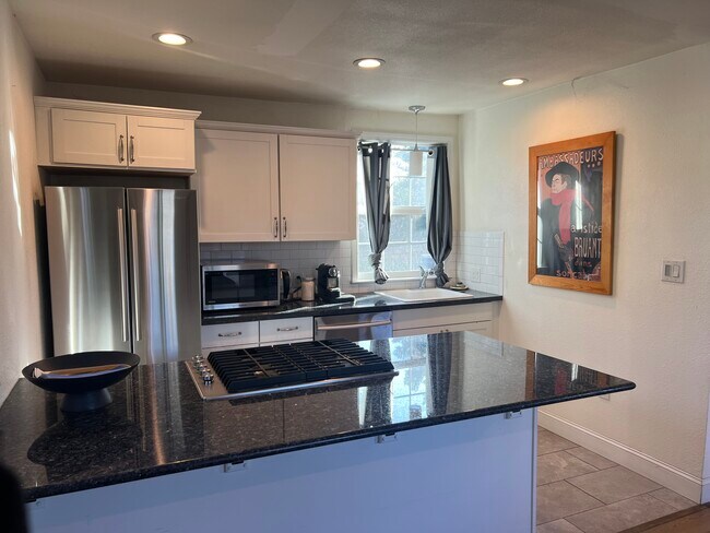 Building Photo - 1140 Tuolumne St