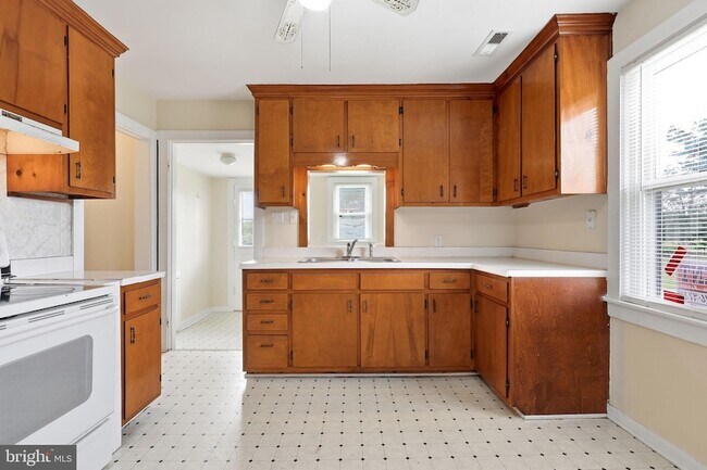 Building Photo - 9246 Prospect Ave