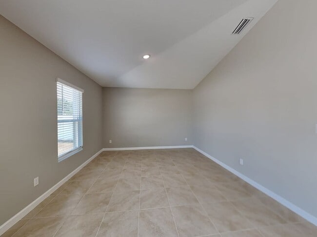 Building Photo - 2039 SW Trenton Ln