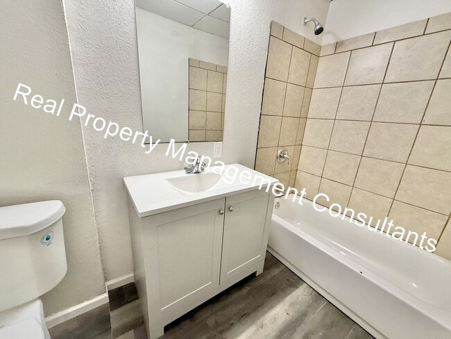 Building Photo - 3 Bed 2 Bath Duplex Now Available!