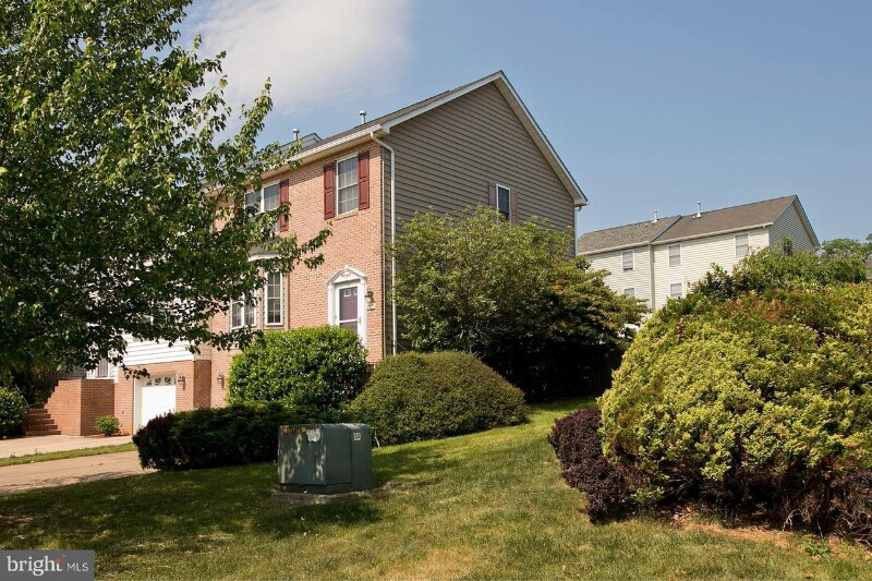 Building Photo - 2079 Honeysuckle Ln