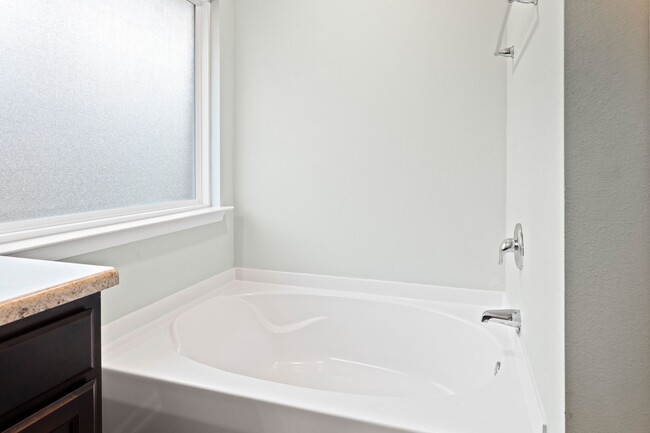 Building Photo - Redstone Commons 4bed/2bath Available Now!