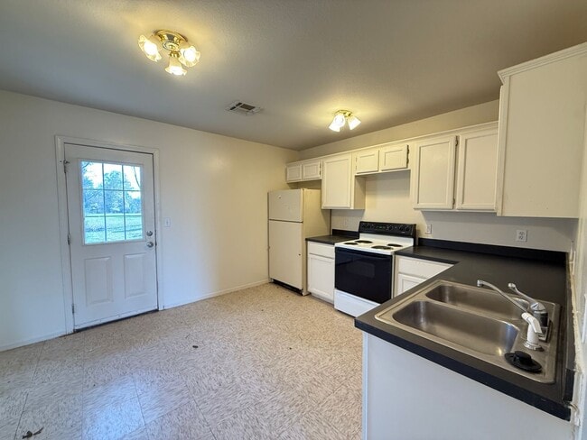 Building Photo - 2 bedroom Duplex in Catoosa, Small Pets welcome