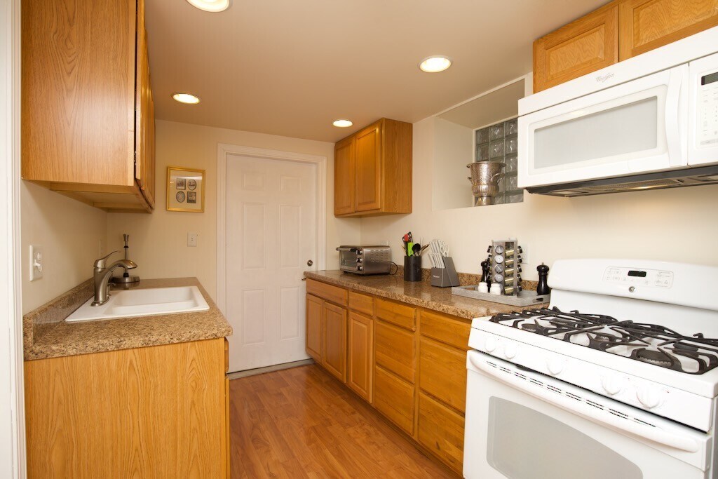 Building Photo - 919 W Newport Ave