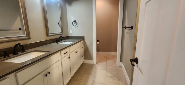 Building Photo - 2633 Park Creek Ave