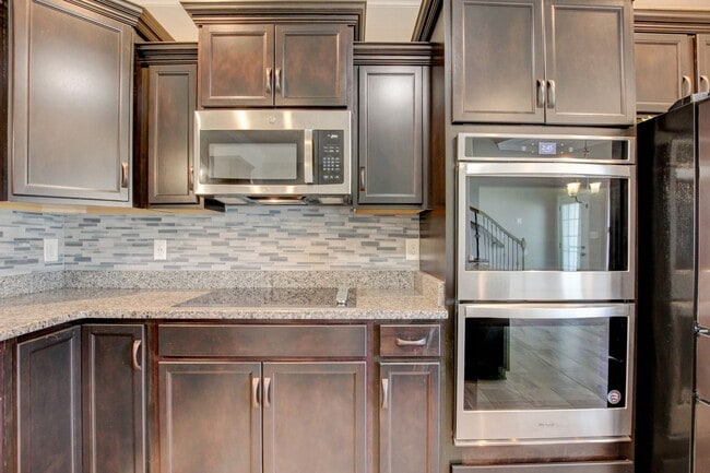 Building Photo - Sharp 4 bedroom HUGE house off exit 1 of I 24