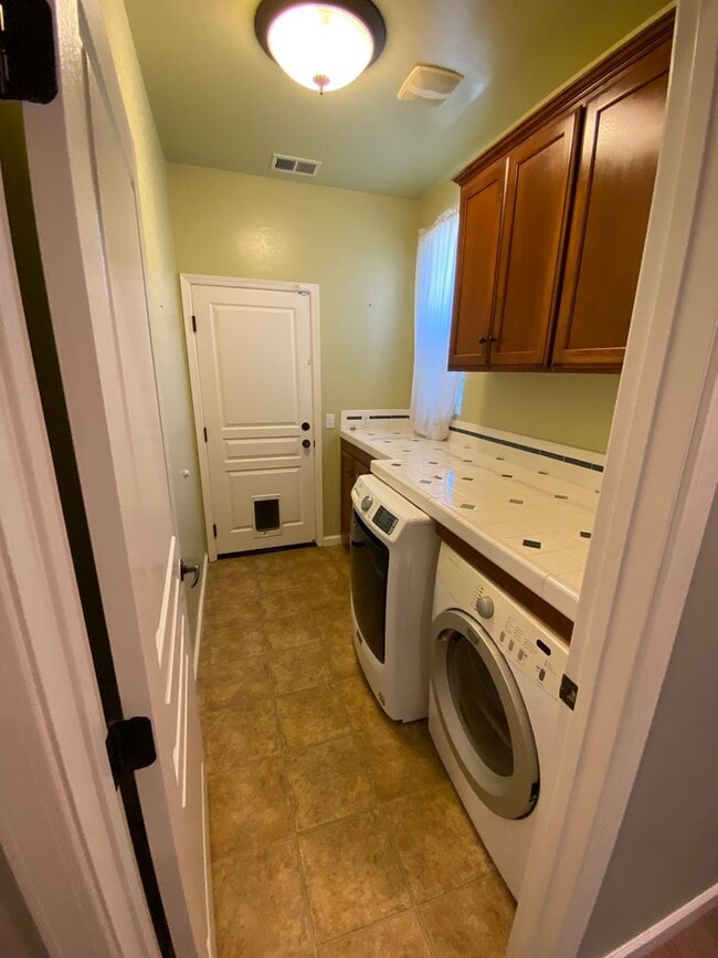 Building Photo - Big beautiful Home for rent in Visalia, Ca