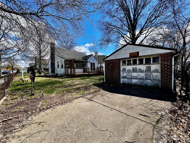Building Photo - 131 Goldenrod Ave