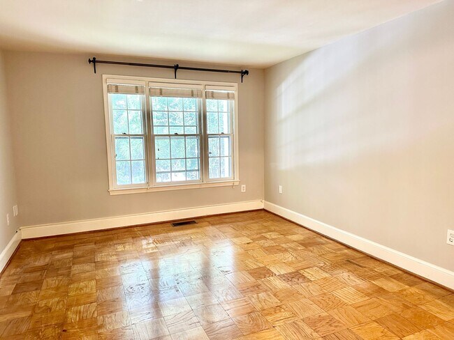 Building Photo - Sutton Place - 3 beds 2.5 baths!  Parking!...