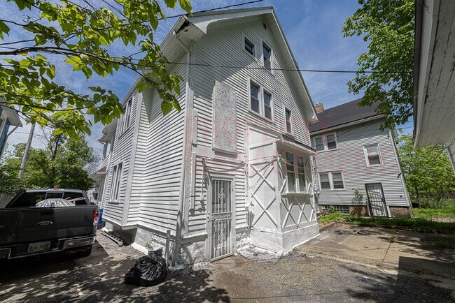 Building Photo - 3353 E 132nd St