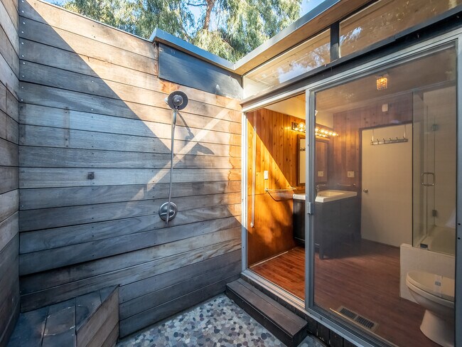 Building Photo - 1404 Oak Grove Dr