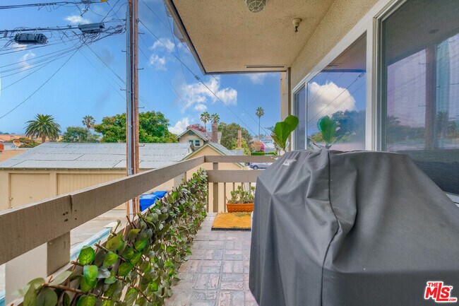 Building Photo - 230 S Catalina Ave