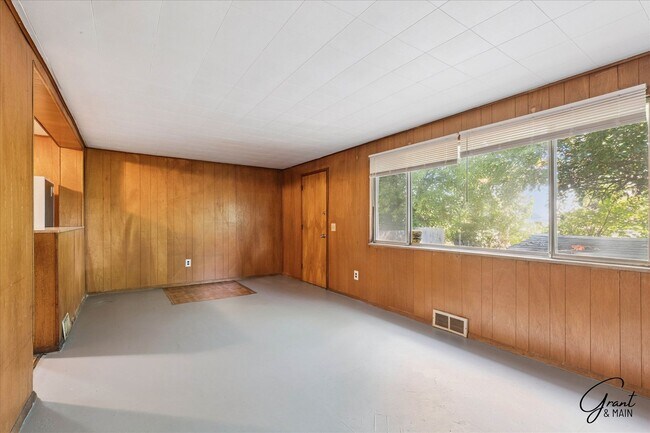 Building Photo - 3 bedroom - 1 bath  $1150/month