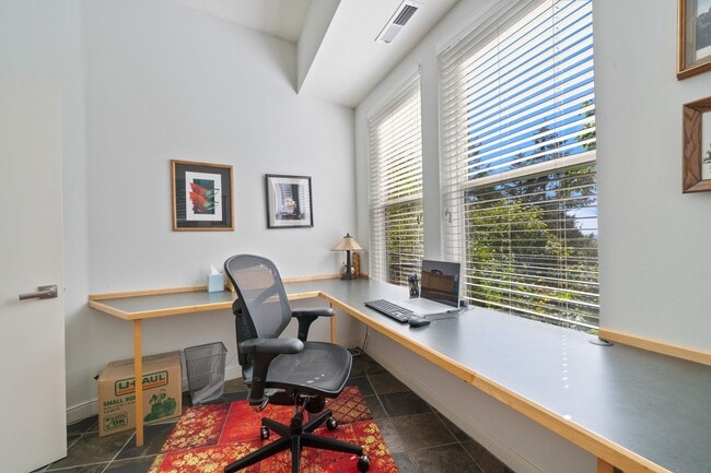 Building Photo - Sleek, spacious 3-bdrm/2.5-bath contemporary in SW Hills. Office, wine cellar, views, near Washin...