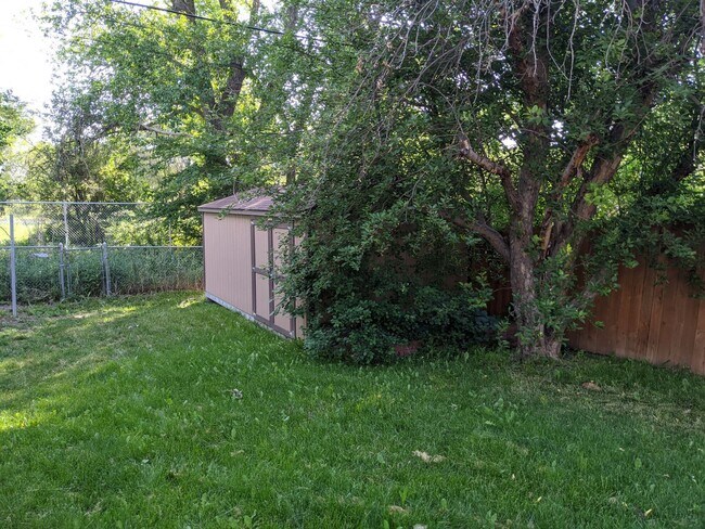 Building Photo - Virginia Village Home New Paint, Carpet, Blinds Backs up to Cherry Creek Trail