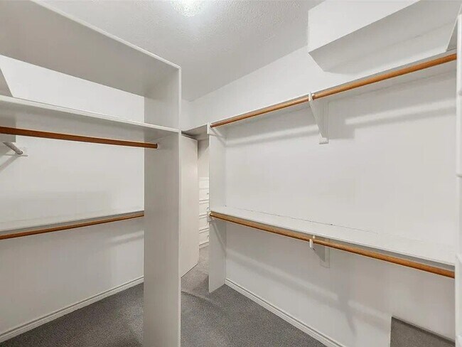 Building Photo - 2910 Chaucer Dr