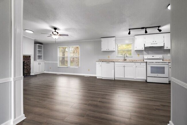 Building Photo - 3 Bed 2 Bath Home Close to Fort Bragg