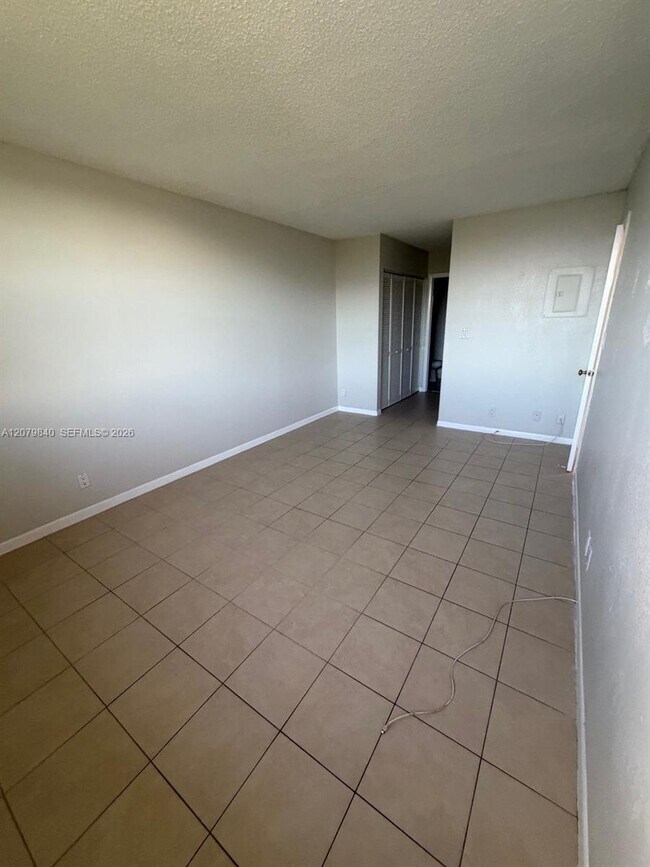 Building Photo - 2771 Riverside Dr