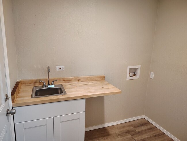 Building Photo - COMING SOON- Newly remodeled - Cute and Co...