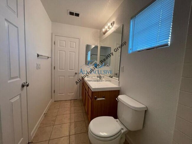 Building Photo - Charming 3-Bedroom Home in Desirable Folso...