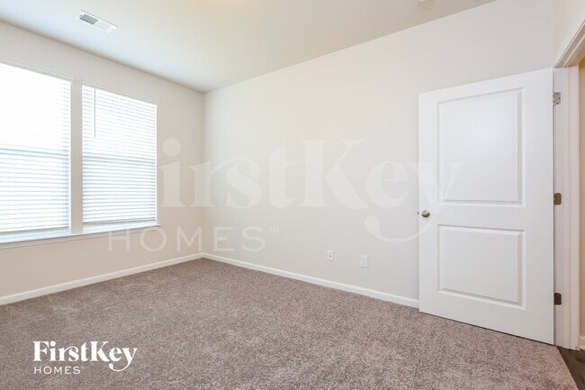 Building Photo - 557 Hillpark Ln