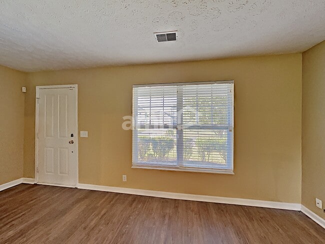 Building Photo - 2901 Summer Hollow Ct