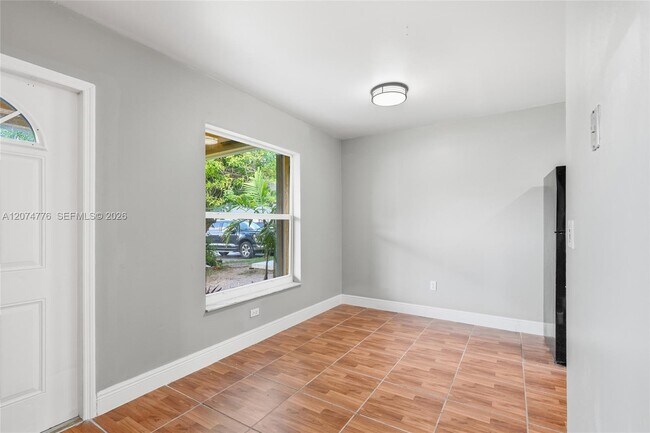 Building Photo - 879 SW 10th St