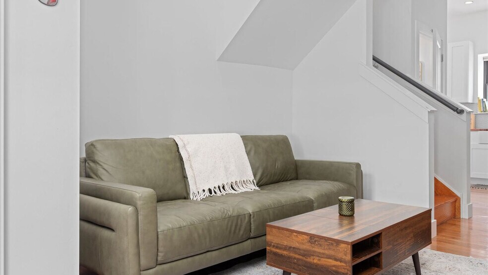 Building Photo - 416 Sepviva St