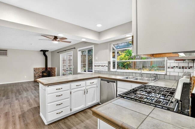 Building Photo - 13525 SW Roan Ct