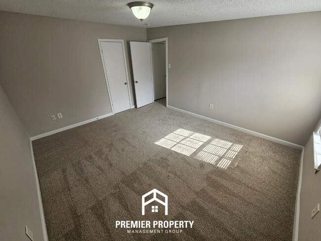 Building Photo - Newly Renovated 5BR Home with 2,334 Sq Ft, Fireplace & Fenced Yard in Memphis