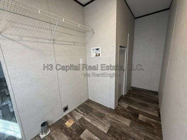 Building Photo - 523 Lone Robin St