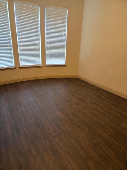 Building Photo - 820 Lake Meadow Ln