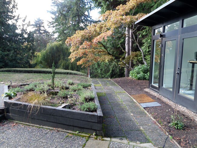 Building Photo - Incredible 3-Bedroom Mid-Century Stunner on Mercer Island! Huge Yard and Central A/C!!
